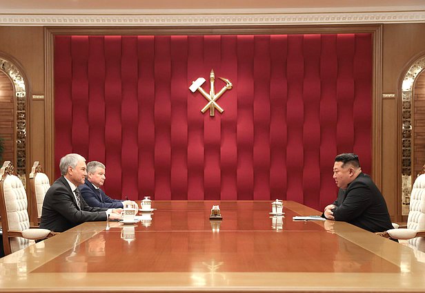 Председатель Государственной Думы Вячеслав Володин и Председатель Государственных дел Корейской Народно-Демократической Республики Ким Чен Ын