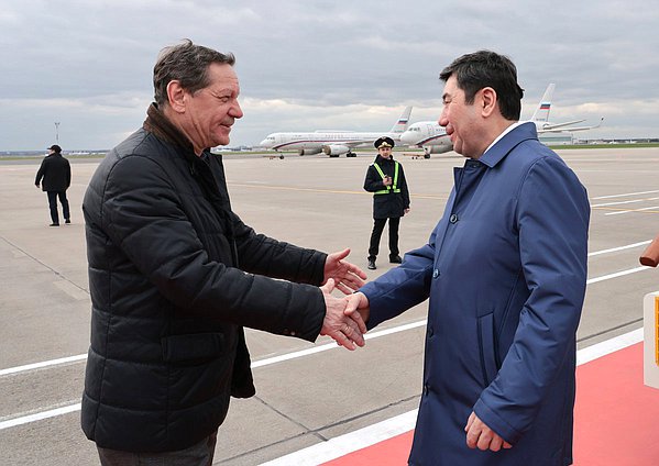 Первый заместитель Председателя Государственной Думы Александр Жуков и Председатель Мажилиса Парламента Республики Казахстан Ерлан Кошанов