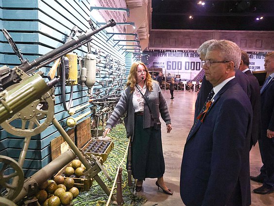 Участники Совета законодателей РФ осмотрели экспозицию патриотического объединения «Ленрезерв» о жизни блокадного Ленинграда