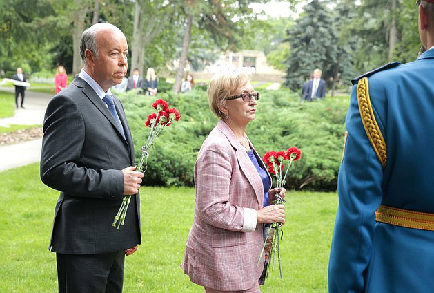 First Deputy Chairman of the Committee on Control and Regulations Valerii Ivanov and member of the Committee on Energy Natalia Nazarova