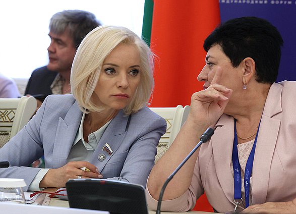 Председатель Комитета по культуре Ольга Казакова и член Комитета Ольга Германова. Заседания секций Международного форума Союзного государства "Великое наследие - общее будущее"