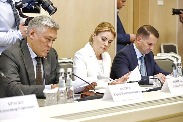 Сенаторы РФ Юрий Валяев, Дарья Лантратова и Председатель Комитета по труду, социальной политике и делам ветеранов Ярослав Нилов