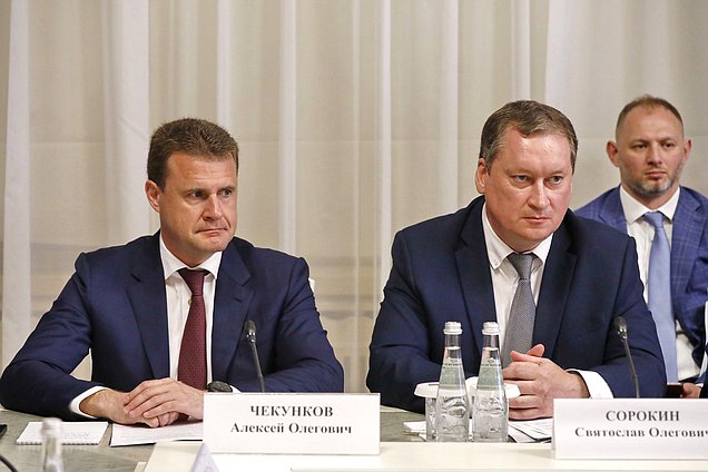 Министр по развитию Дальнего Востока и Арктики Алексей Чекунков и заместитель Министра экономического развития РФ Святослав Сорокин