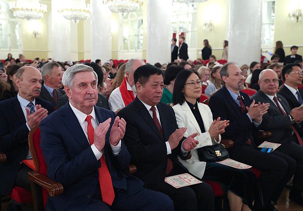 Первый заместитель Председателя Государственной Думы Иван Мельников и Чрезвычайный и Полномочный Посол Китайской Народной Республики в России Чжан Ханьхуэй