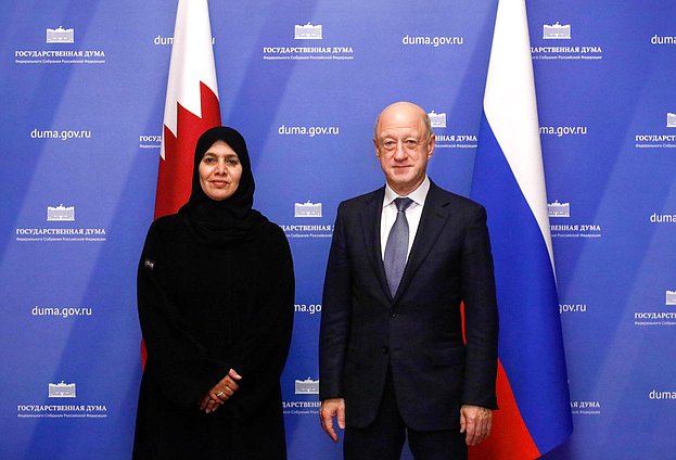 Заместитель Председателя Государственной Думы Александр Бабаков и заместитель Консультативного совета Государства Катар Хамда бинт Хасан Ас-Сулейти