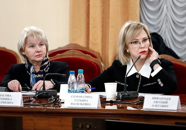 Член Комитета по охране здоровья Вероника Власова и заместитель Председателя Комитета Татьяна Соломатина