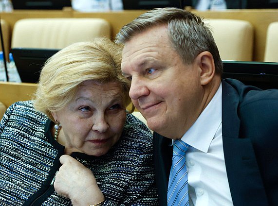 Первый заместитель Председателя Комитета по культуре Елена Драпеко и Первый заместитель Председателя Комитета по энергетике Игорь Ананских