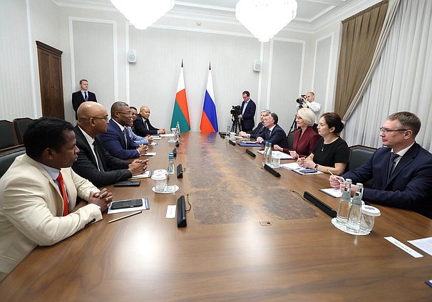 Встреча заместителя Председателя Государственной Думы Виктории Абрамченко с Председателем Национального Собрания Республики Мадагаскар Ситени Тьерри Рандрианасулуниайку