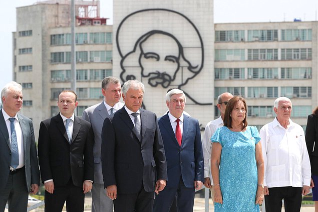 El Jefe de la Duma Estatal, Vyacheslav Volodin, colocó una ofrenda floral en el Monumento a José Martí