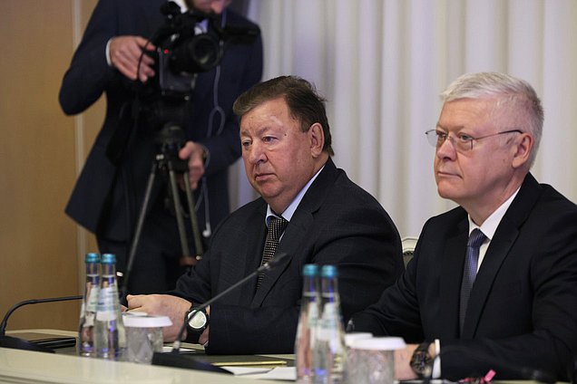Председатель Комитета по аграрным вопросам Владимир Кашин и Председатель Комитета по безопасности и противодействию коррупции Василий Пискарев