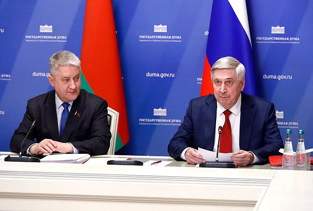 Первый заместитель Председателя Государственной Думы Иван Мельников и заместитель Председателя Палаты представителей Национального собрания Республики Беларусь Вадим Ипатов