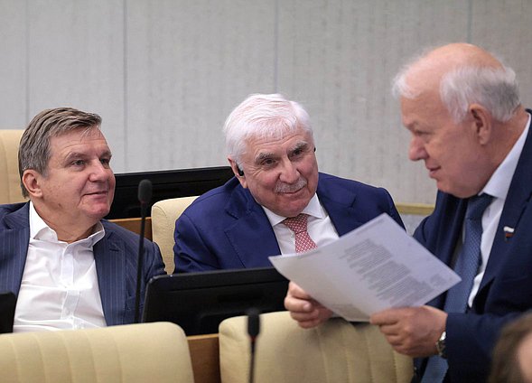 Первый заместитель Председателя Комитета по энергетике Игорь Ананских и Первый заместитель Председателя Комитета по международным делам Алексей Чепа