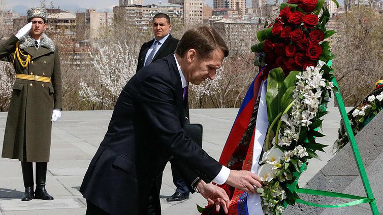 Возложение венка к Мемориалу жертвам геноцида армян 1915г.