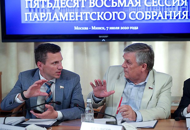 Член Комитета по транспорту и строительству Александр Васильев и член Комитета по образованию и науке Сергей Боженов