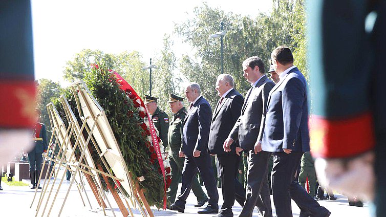 Церемония возложения венков в день 75-летия освобождения Смоленщины от немецко-фашистских захватчиков