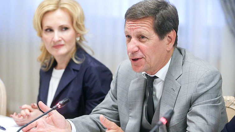 Первый заместитель Председателя Государственной Думы Александр Жуков и заместитель Председателя Государственной Думы Ирина Яровая