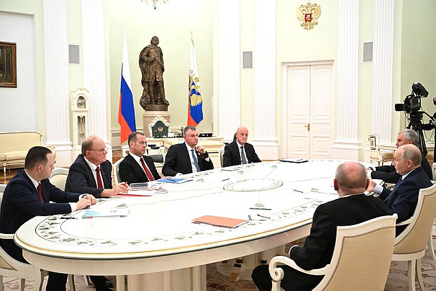 Встреча Президента РФ Владимира Путина с руководителями политических партий, чьи представители избраны в Государственную Думу девятого созыва. Фото: пресс-служба Президента РФ