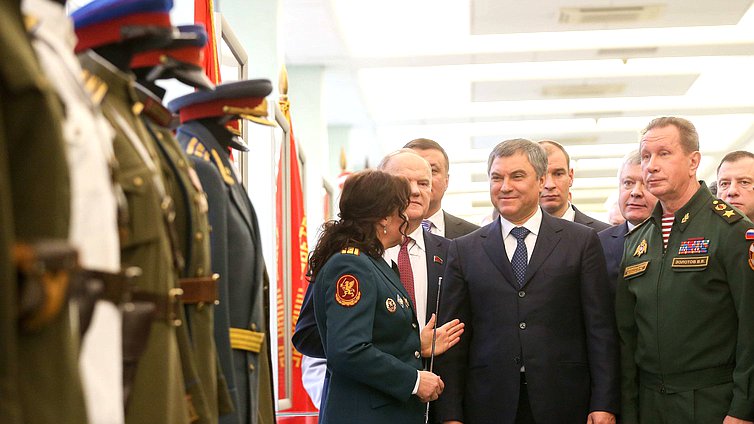 Председатель Государственной Думы Вячеслав Володин и директор Федеральной службы войск национальной гвардии РФ — главнокомандующий войсками национальной гвардии РФ Виктор Золотов