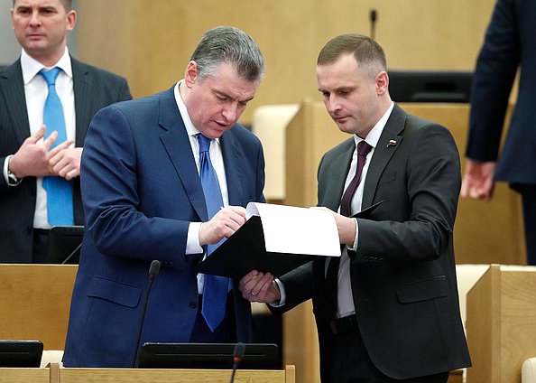 Руководитель фракции ЛДПР Леонид Слуцкий и заместитель Председателя Комитета по охране здоровья Сергей Леонов