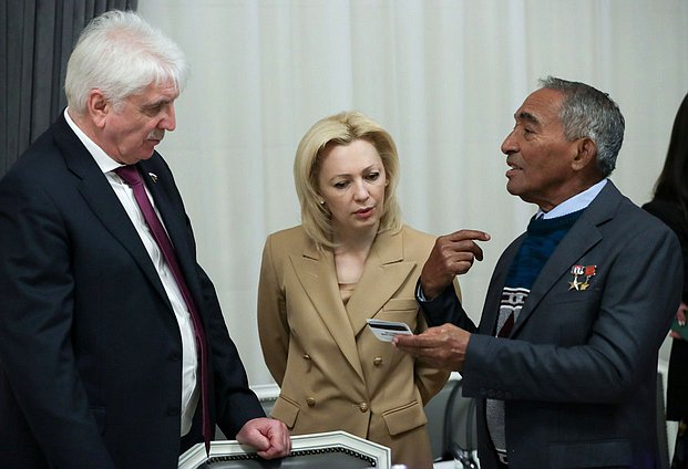 Первый заместитель Председателя Комитета по международным делам Алексей Чепа, Председатель Комитета по развитию гражданского общества, вопросам общественных и религиозных объединений Ольга Тимофеева и депутат Национальной ассамблеи народной власти Республики Куба, председатель группы дружбы Куба–Россия, Герой Республики Куба и Герой Советского Союза Арнальдо Тамайо Мендес