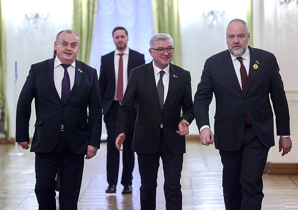 Член Комитета по развитию Дальнего Востока и Арктики Николай Новичков (справа)