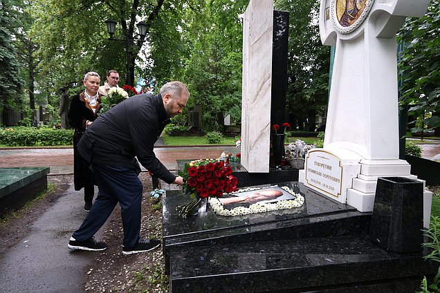 Возложение цветов к могиле Станислава Говорухина