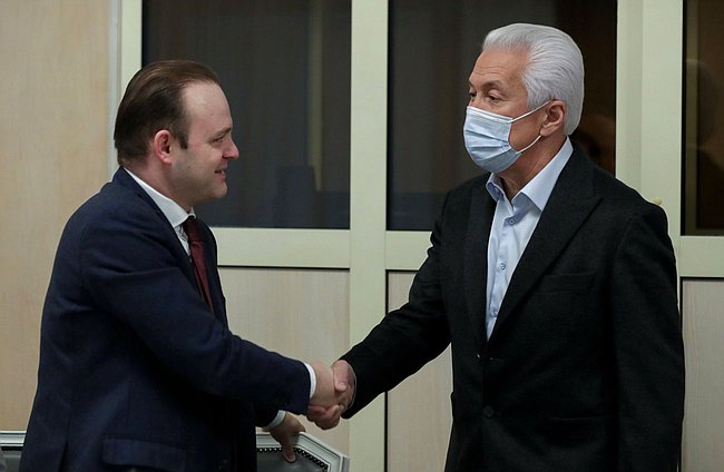 Избранные депутаты Государственной Думы VIII созыва Владислав Даванков (партия «Новые люди») и Владимир Васильев (партия «Единая Россия»)