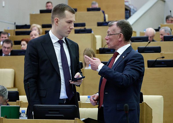 Председатель Комитета по молодежной политике Артем Метелев и Председатель Комитета по экономической политике Максим Топилин