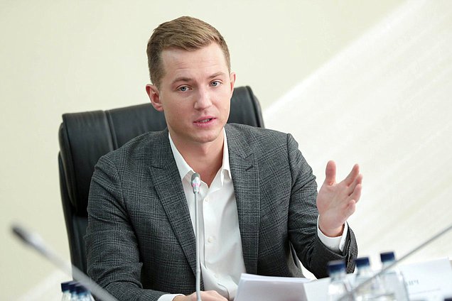 Председатель Комитета по молодежной политике Артем Метелев