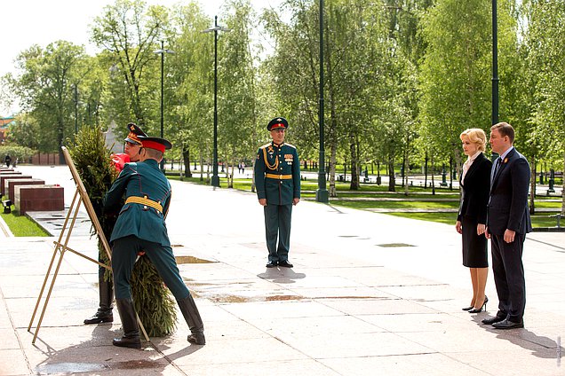 возложение