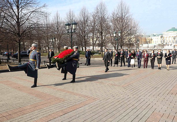 Председатель Жогорку Кенеша Киргизской Республики Марлен Маматалиев и члены делегации возложили цветы к Могиле Неизвестного солдата