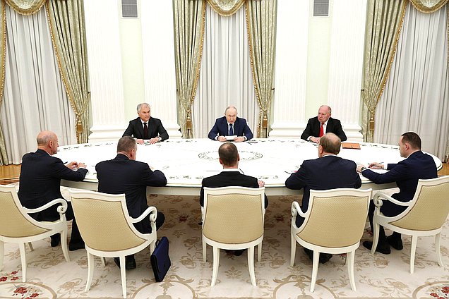 Встреча Президента РФ Владимира Путина с руководителями политических партий, чьи представители избраны в Государственную Думу девятого созыва. Фото: пресс-служба Президента РФ