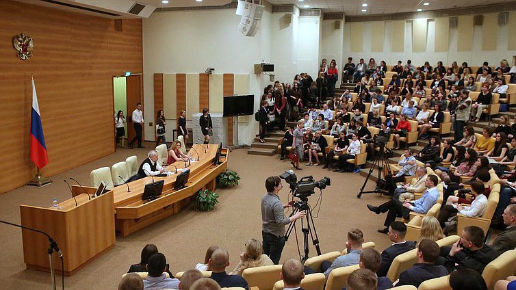 Лекция в рамках цикла лекций, приуроченных к Году российского кино, на тему «Михаил Булгаков: поединок с судьбой». 

Лектор – писатель, филолог, ректор Литературного института имени А.М.Горького А.Н.Варламов. 

