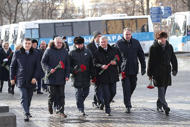 Возложение цветов к Могиле Неизвестного Солдата и к памятнику Г.К. Жукову в День защитника Отечества