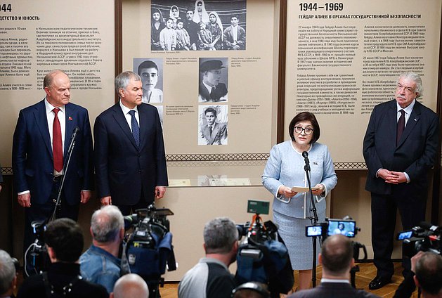 Председатель Государственной Думы Вячеслав Володин, Председатель Милли Меджлиса Азербайджанской Республики Сагиба Гафарова, первый заместитель генерального директора ФГУП «Информационное телеграфное агентство России (ИТАР-ТАСС)» Михаил Гусман и руководитель фракции КПРФ Геннадий Зюганов