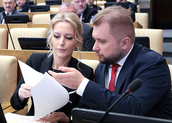Председатель Комитета по развитию гражданского общества, вопросам общественных и религиозных объединений Яна Лантратова и заместитель Председателя Государственной Думы Борис Чернышов
