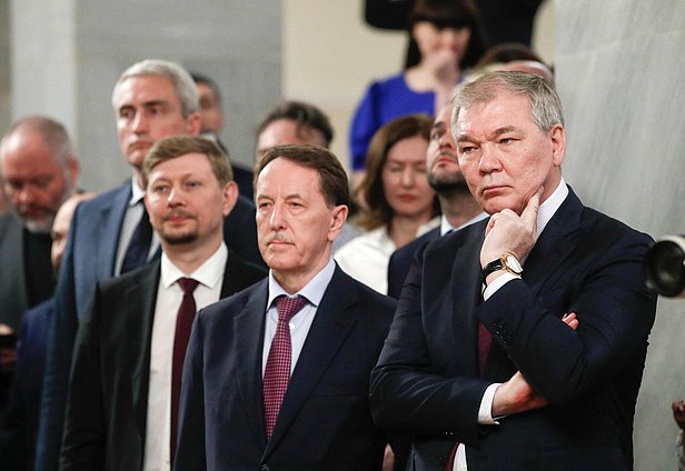 Заместитель Председателя Государственной Думы Алексей Гордеев и Председатель Комитета по делам СНГ, евразийской интеграции и связям с соотечественниками Леонид Калашников