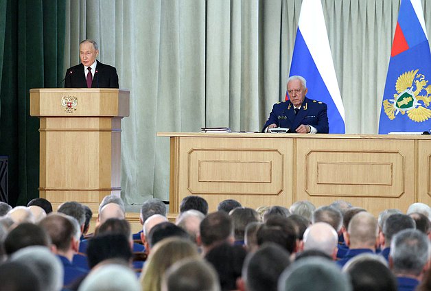 Президент РФ Владимир Путин и Генеральный прокурор РФ Александр Гуцан