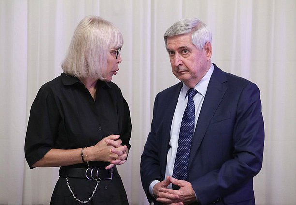 First Deputy Chairwoman of the Committee on Economic Policy Nadezhda Shkolkina and First Deputy Chairman of the State Duma Ivan Melnikov