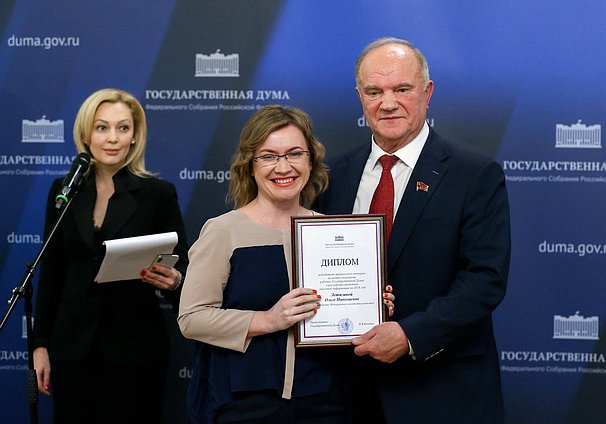 Руководитель фракции КПРФ Геннадий Зюганов и корреспондент Федерального агентства новостей Ольга Летягина