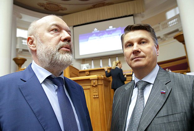 Председатель Комитета по государственному строительству и законодательству Павел Крашенинников и Полномочный представитель Правительства РФ в Государственной Думе Александр Синенко