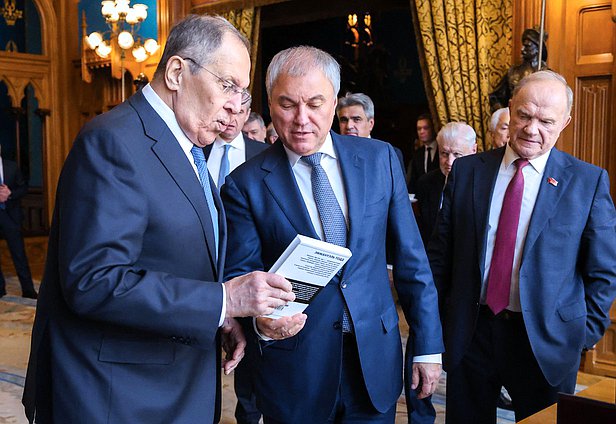 Министр иностранных дел РФ Сергей Лавров, Председатель Государственной Думы Вячеслав Володин и руководитель фракции КПРФ Геннадий Зюганов
