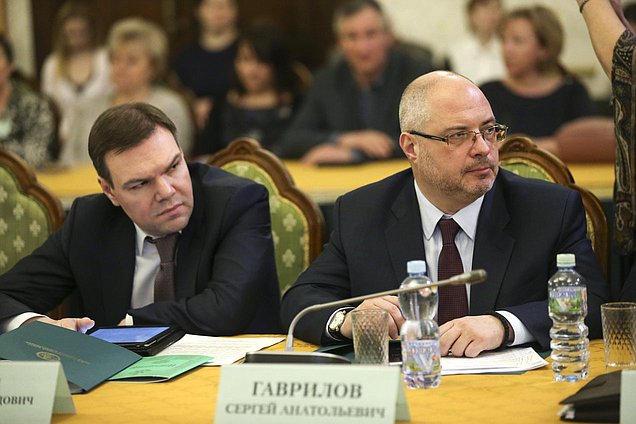 Председатель Комитет по информационной политике, информационным технологиям и связи Леонид Левин и Председатель Комитета по развитию гражданского общества, вопросам общественных и религиозных объединений Сергей Гаврилов
