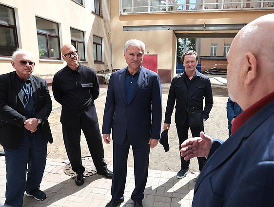 Председатель Государственной Думы Вячеслав Володин, генеральный директор киноконцерна «Мосфильм» Карен Шахназаров, продюсер и режиссер Федор Бондарчук и художественный руководитель МХАТ имени М. Горького, актер Сергей Безруков