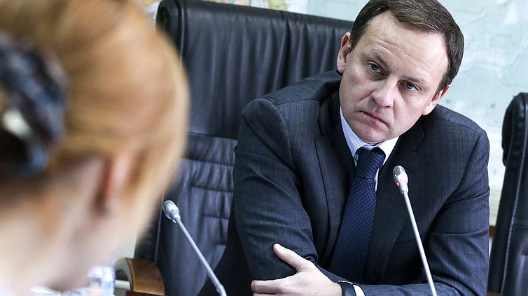Первый заместитель Председателя Комитета по жилищной политике и жилищно-коммунальному хозяйству Олег Сидякин