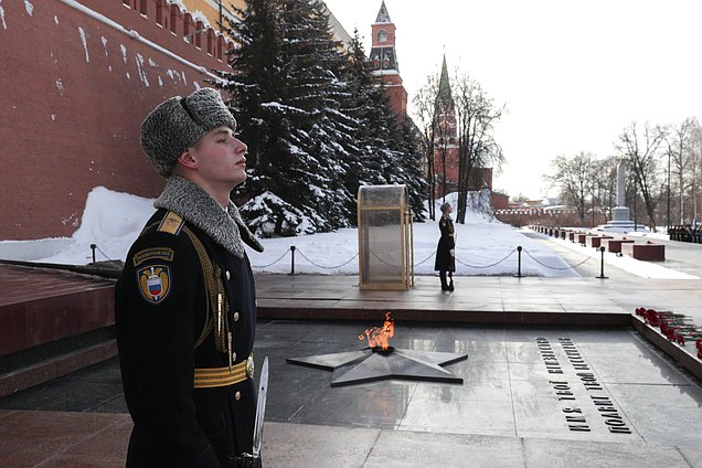 Возложение цветов к Могиле Неизвестного Солдата и к памятнику Г.К. Жукову в День защитника Отечества