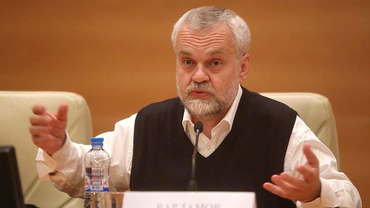Лекция в рамках цикла лекций, приуроченных к Году российского кино, на тему «Михаил Булгаков: поединок с судьбой». 

Лектор – писатель, филолог, ректор Литературного института имени А.М.Горького А.Н.Варламов. 
