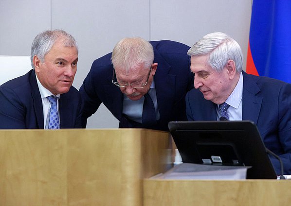 Председатель Государственной Думы Вячеслав Володин, Первый заместитель Председателя Государственной Думы Иван Мельников и Председатель Комитета по контролю Олег Морозов