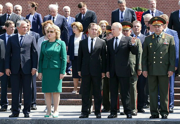 Возложения венка к Могиле Неизвестного Солдата