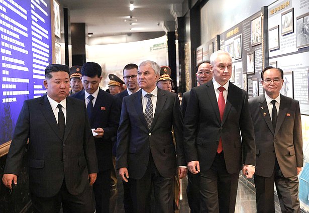 Министр обороны РФ Андрей Белоусов, Председатель Государственной Думы Вячеслав Володин и Председатель Государственных дел Корейской Народно-Демократической Республики Ким Чен Ын. Церемония открытия Мемориального комплекса и Музея боевых подвигов героев зарубежной военной операции